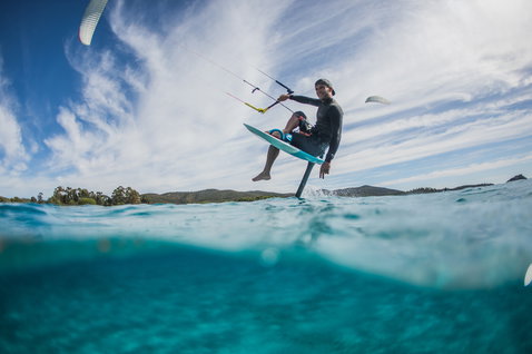 Duotone Daytona 105 tabla de kite foil durante el foiling en una laguna oceánica tropical