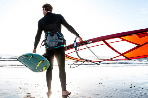 Duotone Radium TS waist harness during windsurfing on the ocean beach