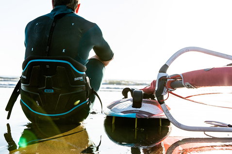 Duotone Radium TS waist harness during windsurfing on an ocean beach
