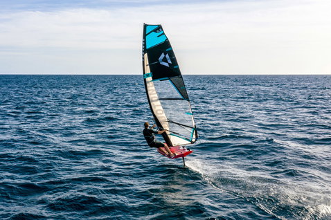 Duotone WARP_FOIL foil sail foiling on the open ocean