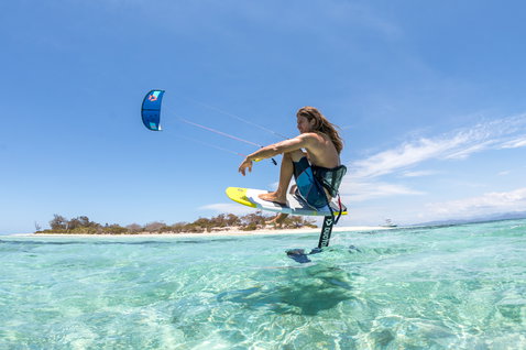 Duotone Mono 2020 LEI kite durante foiling en una laguna tropical poco profunda