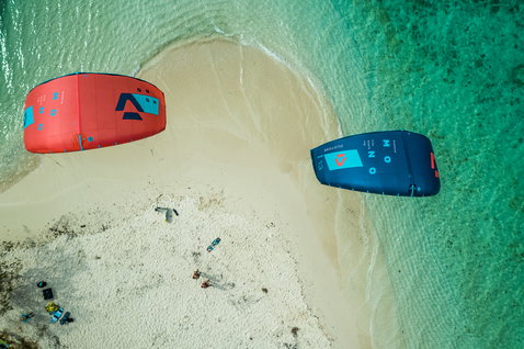 Duotone Mono LEI kite durante el kitesurf en una playa tropical con aguas poco profundas turquesas y arena blanca