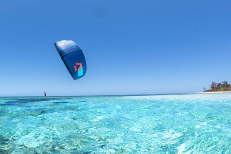 Duotone Mono LEI kite durante el kitesurf en una laguna oceánica tropical con isla de arena