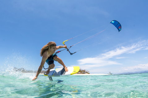 Duotone Mono LEI kite durante el kitesurf en aguas tropicales poco profundas con isla al fondo