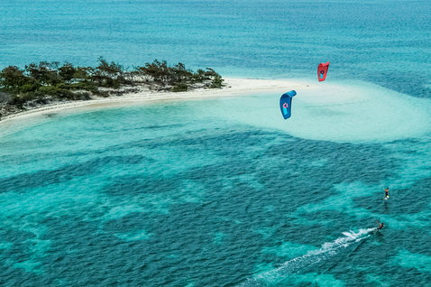 Duotone Mono LEI kite durante el kitesurf en una laguna tropical con banco de arena