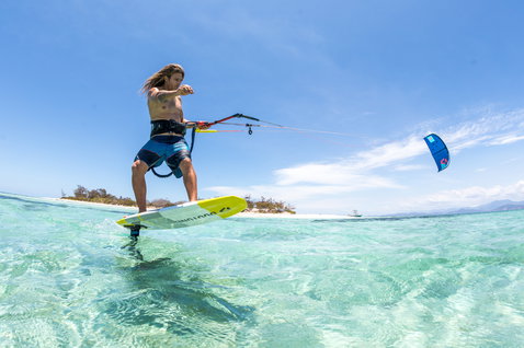 Duotone Mono LEI kite durante el foiling en una laguna oceánica tropical