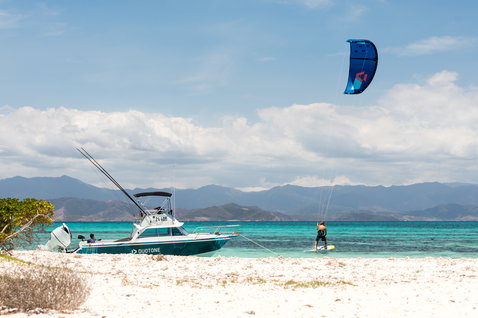 Cometa LEI Duotone Mono 2020 durante el kitesurf en una laguna de playa tropical con montañas