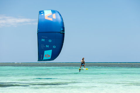 Duotone Mono LEI kite durante foiling en una laguna tropical de aguas poco profundas