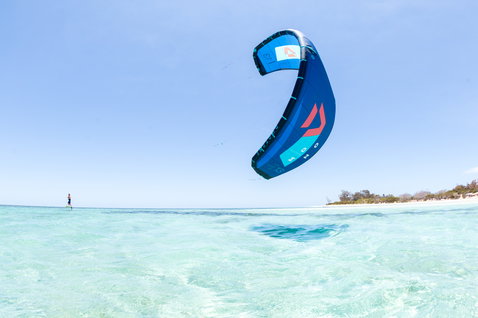 Duotone Mono LEI kite durante el kitesurf en una laguna tropical turquesa de aguas poco profundas