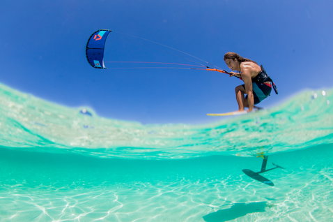 Duotone Mono LEI kite durante el foil en el océano tropical con agua turquesa