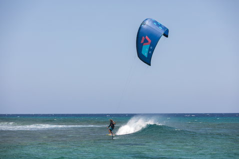 Duotone Mono 2020 LEI kite durante el kitesurf en una playa oceánica