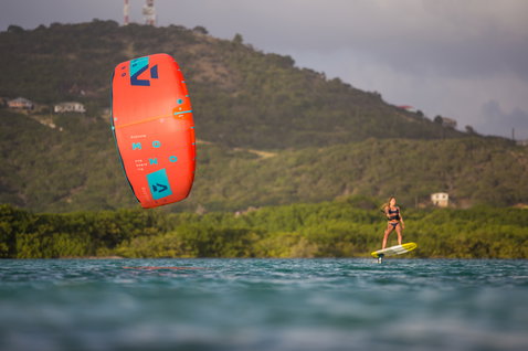 Duotone Mono 2020 LEI kite durante el foiling en una laguna costera tropical con colinas verdes