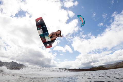 Duotone Kiteboarding Juice 2020 LEI Kite beim Kitesurfen auf einem See mit Bergpanorama