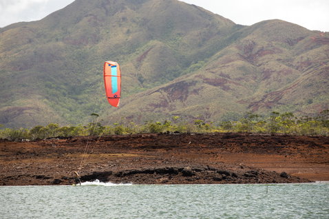Duotone Juice LEI Kite beim Kitesurfen in einer tropischen Küstenlagune mit Vulkanlandschaft