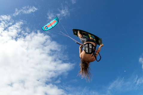 Duotone Juice LEI Kite beim Kitesurfen am offenen Himmel über dem Meer