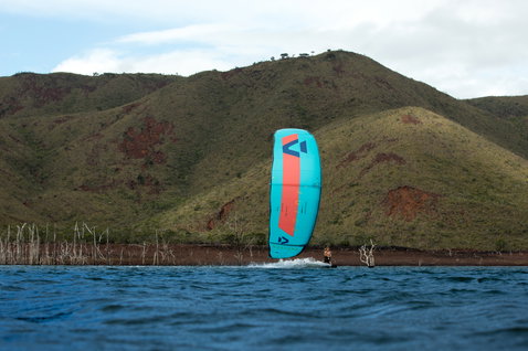 Duotone Juice LEI Kite beim Kitesurfen an einem tropischen See mit grünen Vulkanhügeln
