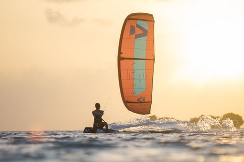 Duotone Juice LEI Kite beim Kitesurfen auf dem offenen Ozean