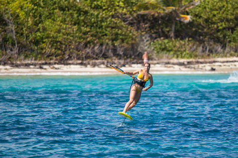 Duotone Kiteboarding Pace Foil-Kiteboard beim Foilen in einer tropischen Ozeanlagune mit Sandstrand