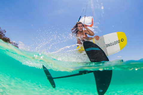 Duotone Kiteboarding Pace Foil-Kiteboard beim Foilen im tropischen Ozean mit klarem flachem Wasser