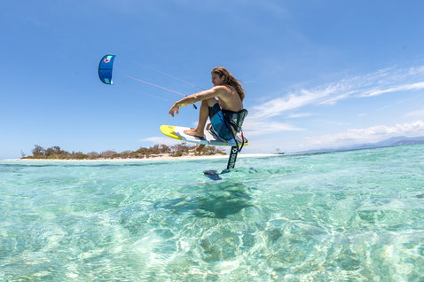 Duotone Pace Foil Kiteboard beim Foilen in einer tropischen Flachwasser-Lagune mit kleiner Insel im Hintergrund