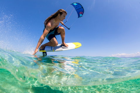 Duotone Pace Foil Kiteboard beim Foilen im tropischen Ozean über sandigem Grund