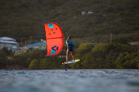 Duotone Kiteboarding Pace 2021 Foil-Kiteboard beim Foilen in einer tropischen Küstenbucht