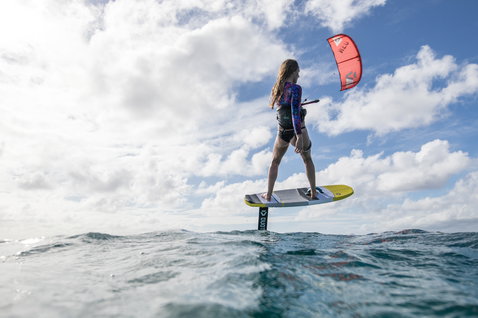 Duotone Pace Foilboard beim Foilen im tropischen Küstenmeer