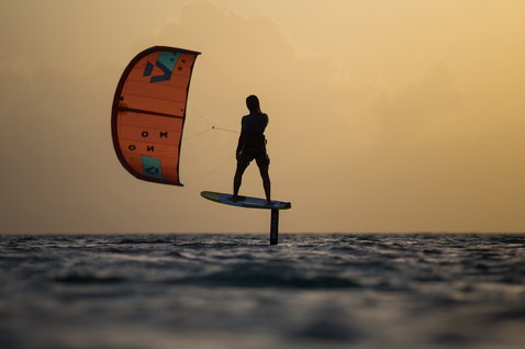 Duotone Pace Foil Kiteboard beim Foilen auf dem offenen Meer