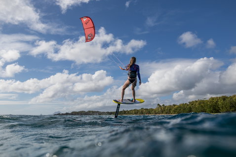 Duotone Pace Foil Kiteboard beim Foilen an der tropischen Ozeanküste