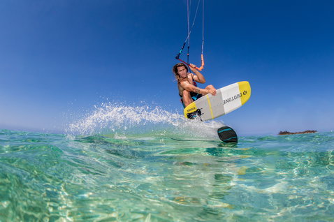 Duotone Pace Foil-Kiteboard beim Foilen im tropischen Ozean mit türkisem Flachwasser