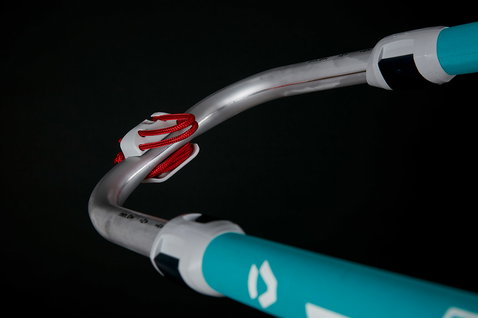 Duotone Windsurfing Black Series wishbone de windsurf en noir avec teal, argent, blanc et rouge