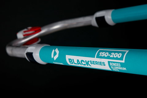 Duotone Black Series bôme de windsurf 150-200 cm en noir avec teal, argent et rouge