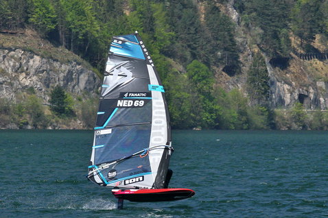 Duotone WARP_FOIL 2021 foil sail 8.9m² during foiling on a mountain lake