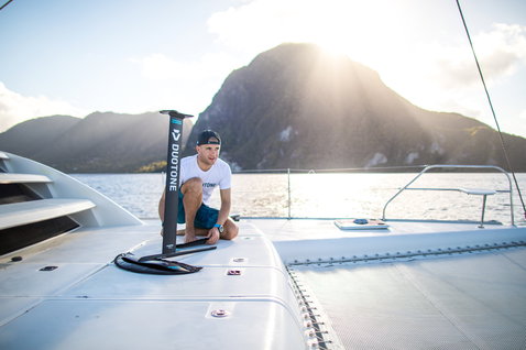 Duotone Foil Spirit 90 GT 700 foil front wing pendant le foiling sur un catamaran au bord d'un lac de montagne