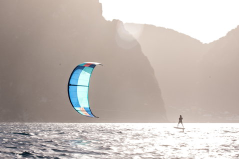Duotone Foil Spirit 90 GT foil front wing pendant le foiling sur la côte océanique avec des falaises spectaculaires