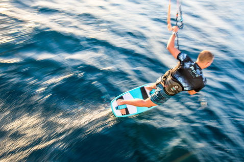 Duotone Foil Spirit 90 GT aile avant lors du foil sur l'océan ouvert