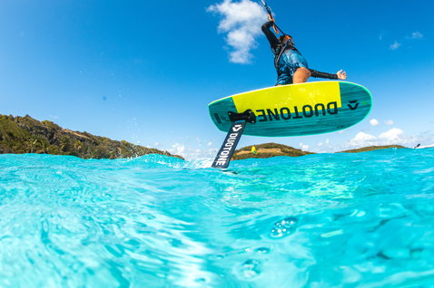 Aile avant Duotone Foil Spirit 90 GT 700 lors du foiling dans une baie tropicale