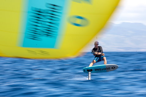 Aile avant Duotone Foil Spirit 90 GT 700 lors du foiling en plein océan