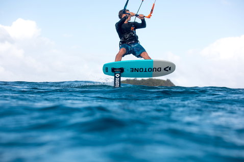 Duotone Kiteboarding Foil Spirit GT planche de foil 700 90L pendant le foiling dans l'océan tropical