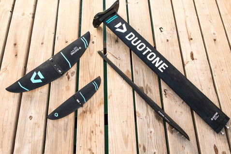 Duotone Kiteboarding Foil Spirit 90 GT aile avant foil 700 en noir carbone avec bleu sarcelle