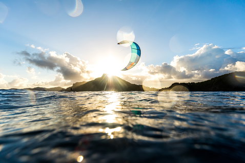 Duotone Foil Spirit 90 Carve 700 LEI Kite beim Kitesurfen im Ozean mit tropischer Insel
