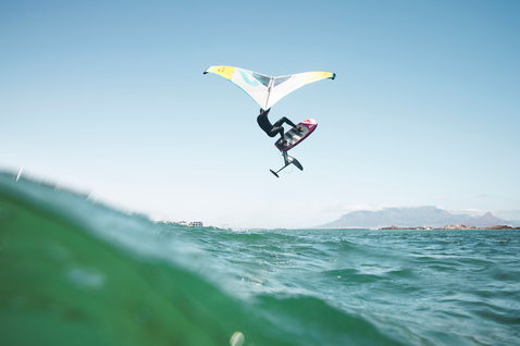 Duotone Echo foilwing en wing foiling avec figure aérienne inversée au-dessus de l'océan
