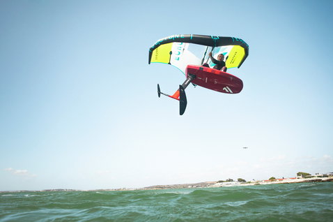 Duotone Echo foilwing en action lors du wing foiling en l'air au-dessus de l'océan