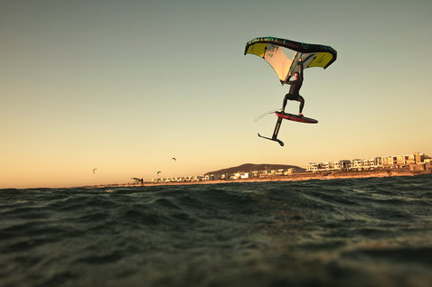 Duotone Echo aile de foil en wing foiling aérien au-dessus de l'océan au coucher du soleil