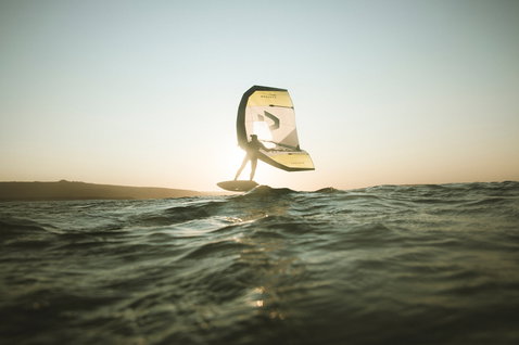 Duotone Echo aile de foil lors d'une session de wing foiling sur l'océan au coucher du soleil