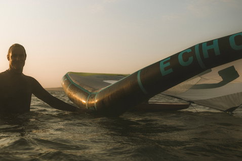 Duotone Echo aile de foil lors d'une session de wing foiling en mer au coucher du soleil