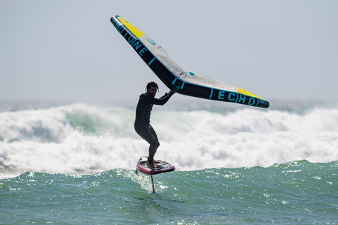 Duotone Echo foil wing en wing foiling sur l'océan avec des vagues