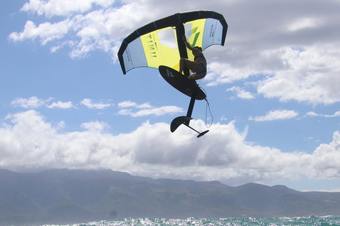 Duotone Unit foil wing durante il wing foiling con rider e hydrofoil in volo sull'oceano