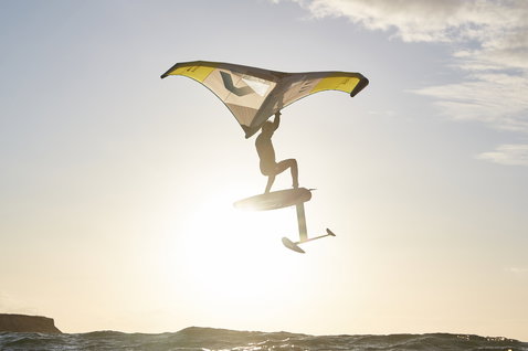 Duotone Unit foil wing durante il wing foiling sull'oceano all'ora d'oro