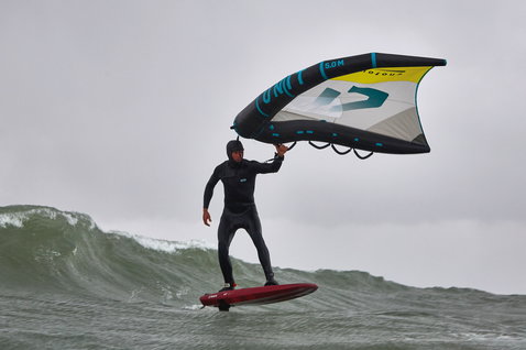 Duotone Unit foil wing 5,0 m durante wing foiling su onde oceaniche
